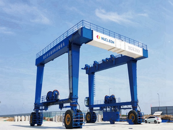 山東營口游艇搬運機廠家游艇搬運機承載能力強